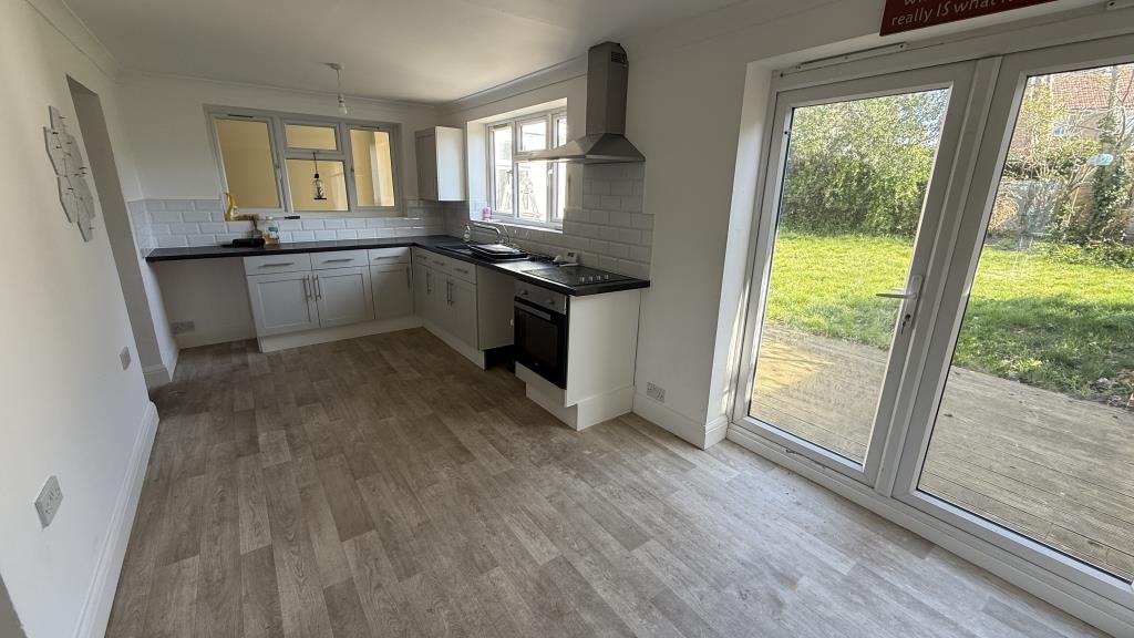 Lot: 127 - VACANT SEMI-DETACHED HOUSE AND ANNEXE - Internal view of main kitchen area